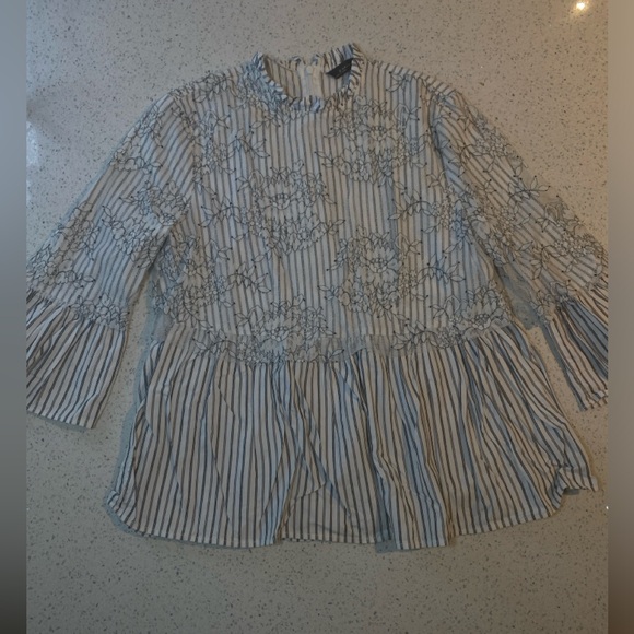 Zara Woman’s blouse with bell 2/3 sleeves. Bodice of shi try has a lace overlay - Picture 3 of 9